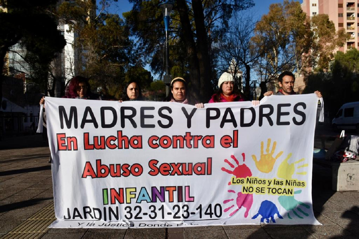 Padres y madres que denuncian abusos en los jardines se manifestaron en el centro de Neuquén. (Foto: Matías Subat).