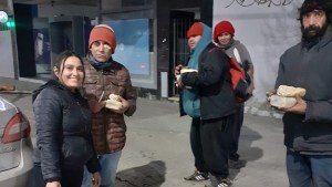 Es de Roca y ayuda a personas en situación de calle: cómo lo logra Jessica, una mamá de 7 hijos