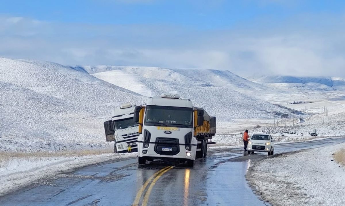 Hubo camiones y vehículos varados, tras el temporal de nieve. Foto: Gentileza Facebook Junín de los Andes Gobierno Municipal 