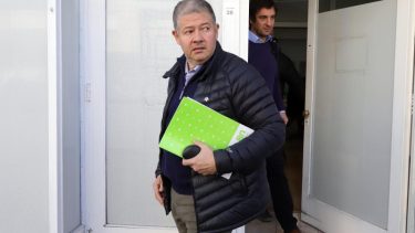 El ministro de Economía viajó a Buenos Aires para buscar oxigeno financiero tras las medidas del gobierno nacional. Foto Archivo.