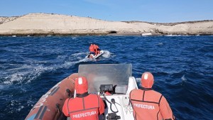 Puerto Madryn: rescatan a nueve personas a las que se les dio vuelta la lancha