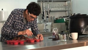 La cocina holística de Mariano tiene su espacio a la orilla del río Negro