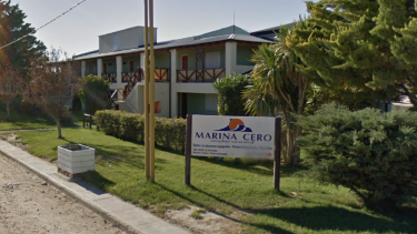 Una familia de Cipolletti tuvo que regresar antes de sus vacaciones luego que un perro callejero mordiera a su hijo mientras se hospedaban en el complejo turístico "Marina Cero" de Las Grutas. (Captura)