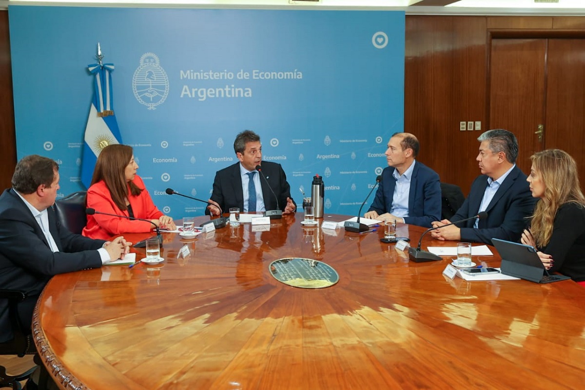 Los gobernadores electos y actuales de Río Negro y Neuquén integrarán una mesa para proyectar el traspaso de las centrales hidroeléctricas. (Ministerio de Economía)