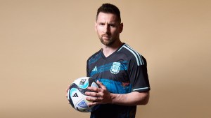 La foto más esperada: Messi posó con la camiseta que las jugadoras de la Selección Argentina usarán en el Mundial