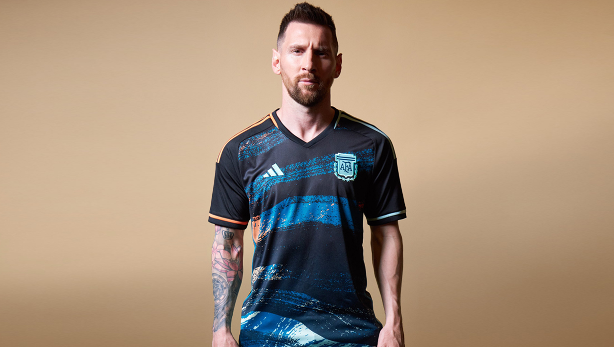 Lionel Messi participó de un spot publicitario con la camiseta alternativa de la selección femenina.