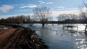 Sugieren suspender actividades al aire libre por el frío y advierten sobre crecida del río Neuquén