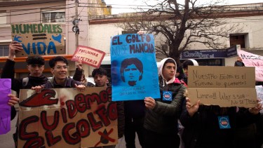 En 2023 vecinos y ambientalistas ya se manifestaron en Viedma, en contra de la derogación de la ley que impedía la actividad petrolera en las costas de la Provincia     Foto: Pablo Leguizamón.