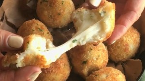 En 4 pasos: bombas de papa con muzzarella