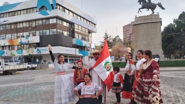 Peruanos en Neuquén festejaron con colores y baile los 202 años de independencia 