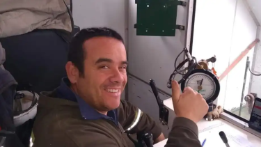 Rossi en la planta de Añelo donde trabajará hasta noviembre. Antes fue miembro de la Policía en Neuquén.