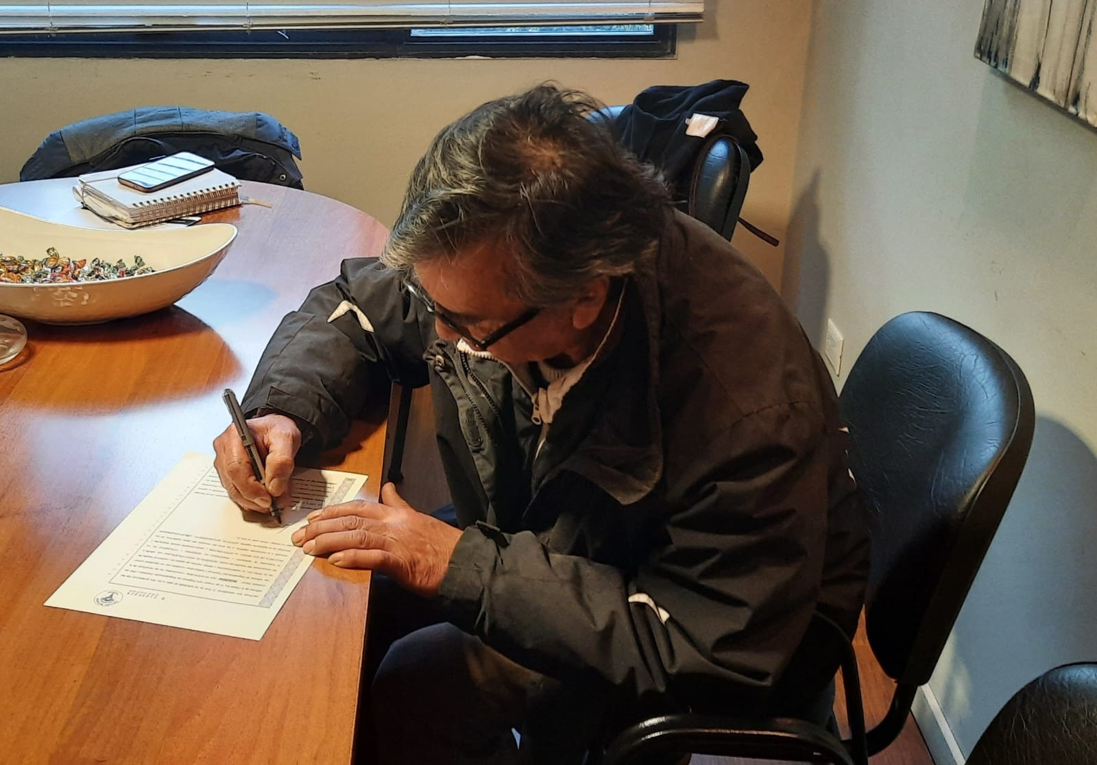 En Bariloche se  formalizaron nuevas escrituraciones de tierras de ocupantes. Foto Gentileza.