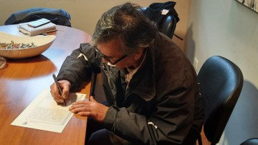 En Bariloche se  formalizaron nuevas escrituraciones de tierras de ocupantes. Foto Gentileza.