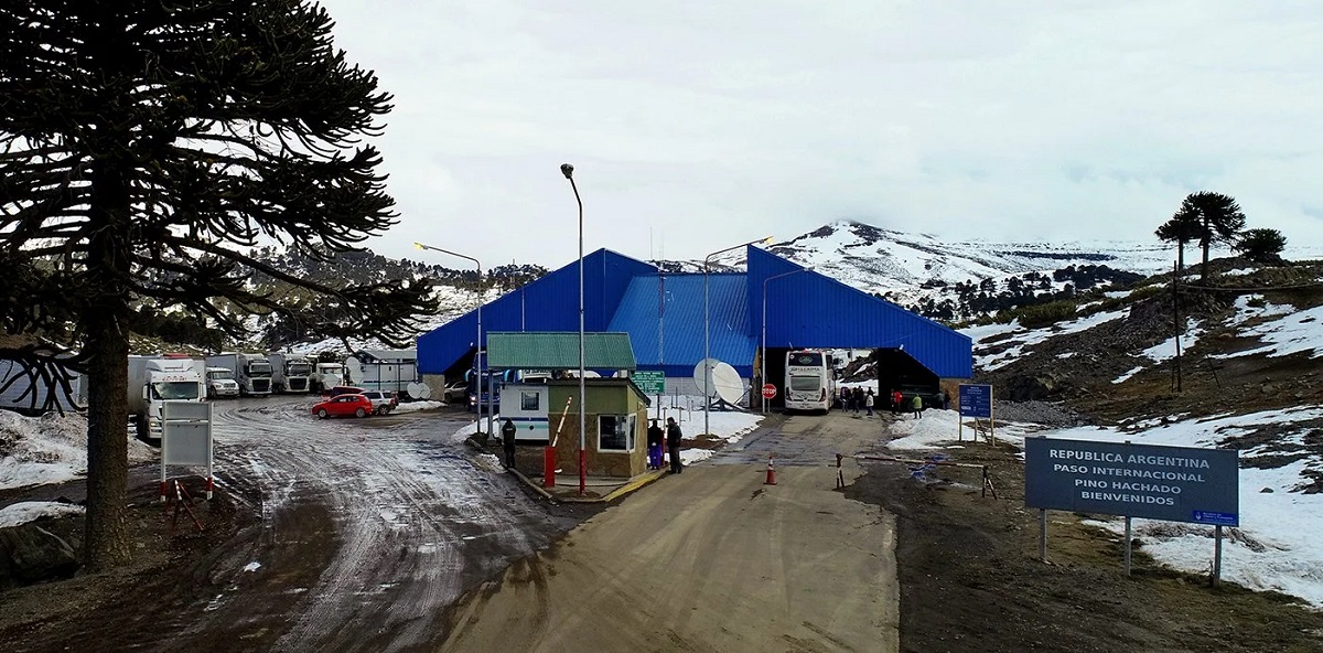 Cerró el paso Pino Hachado en Neuquén por la nieve este domingo, pero podría abrirse thumbnail