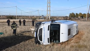 En Viedma volcó un vehículo de transporte de policías