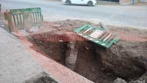 Enorme pozo de ARSA genera riesgos en una transitada calle de Roca
