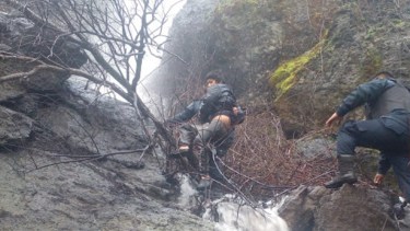 Policías de Río Negro descienden a un niño desde la parte superior de una cascada, en El Bolsón. Gentileza: Noticias Del Bolsón