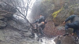 Una policía de El Bolsón rescató a un niño con autismo que estaba al borde de una cascada