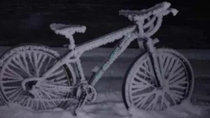 Con 20 grados bajo cero encontró así su bicicleta en este paraíso de Chubut