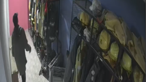 Video: entró al cuartel de Bomberos en Huergo, robó y quedó grabado