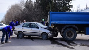 Fuerte choque entre un auto y un camión al norte del Canal Grande, en Roca