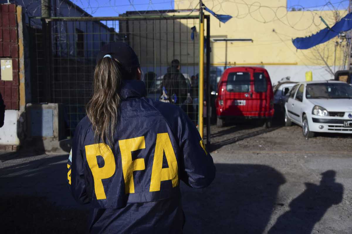 Policías Federales realizaron un allanamiento en un desarmadero de autos en Roca. Foto: Alejandro Carnevale