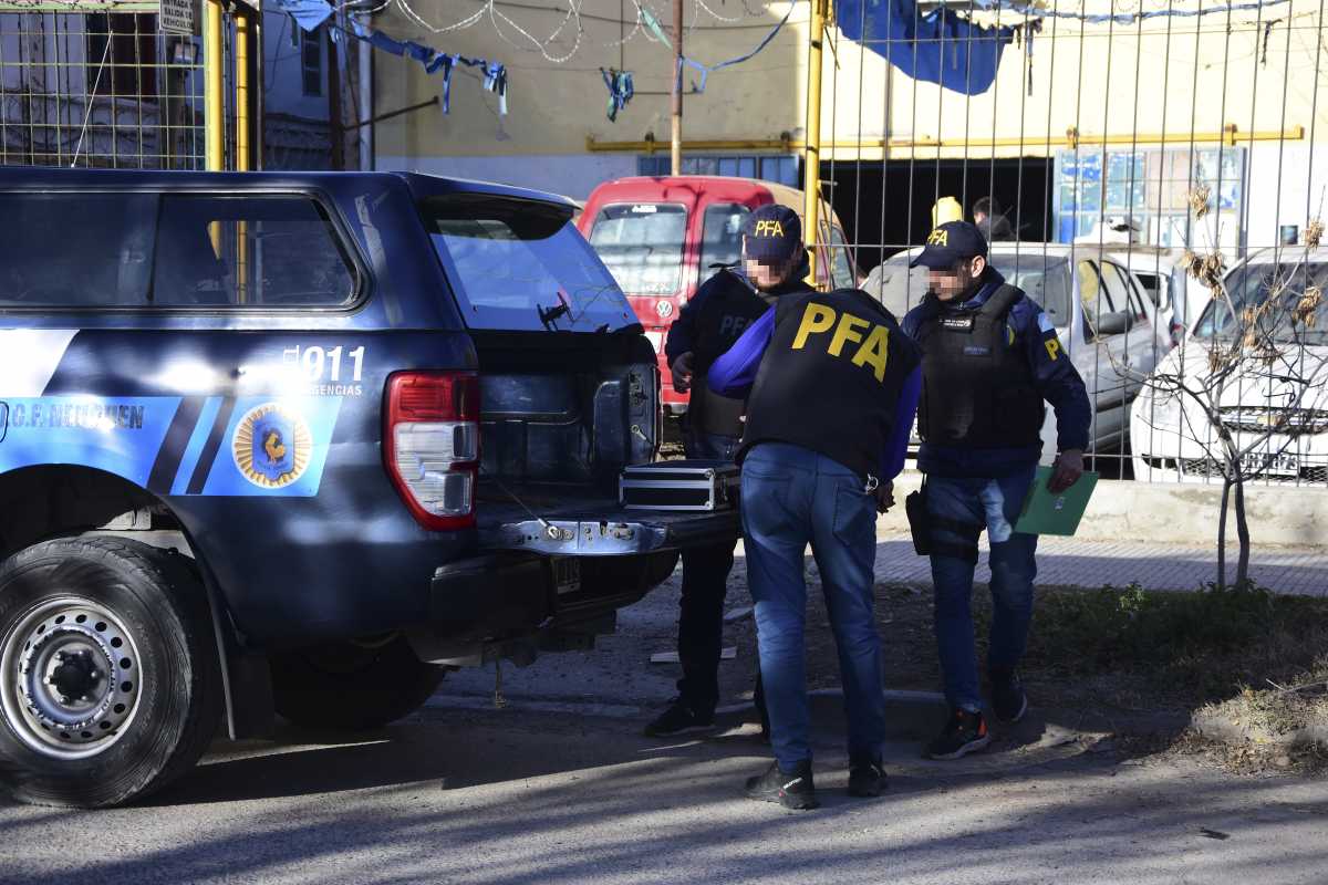 Policías Federales realizaron un allanamiento en un desarmadero de autos en Roca. Foto: Alejandro Carnevale
