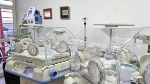 Recién nacidos tendrán mejor atención en Roca: equipos nuevos en Neonatología del hospital
