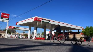 Pasó a cargar nafta a una estación de Roca y rompió su moto: denunció que le «echaron» agua