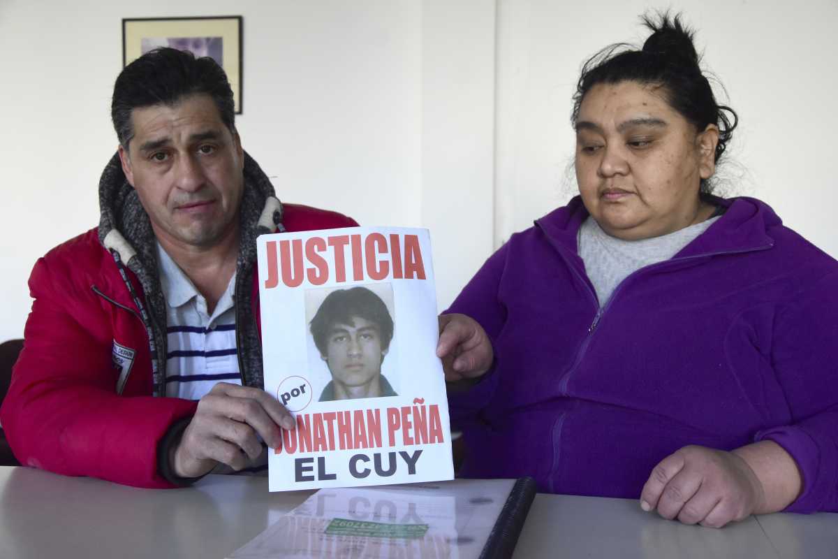 Perín Peña y Vilma Pichimil, a once años del brutal crimen de su hijo de 16 años, en El Cuy. Foto: Alejandro Carnevale