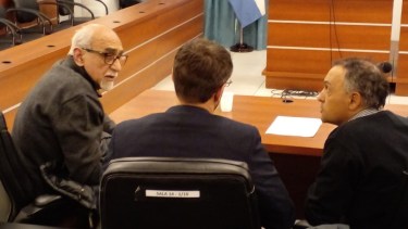 Soiza, a la izquierda, con la defensa pública que asumió el jueves su representación.