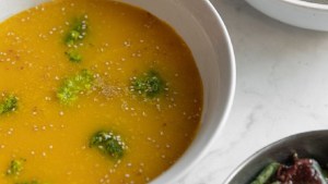 Probemos con esta sopa cremosa de zanahoria y zapallo especiada