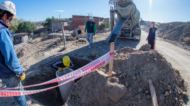 La intendenta Soria recorrió las obras que se realizan en el extremo norte de la ciudad. foto; gentileza Municipalidad de Roca.