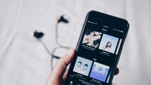 Spotify planea sumar videos musicales para competir con YouTube 