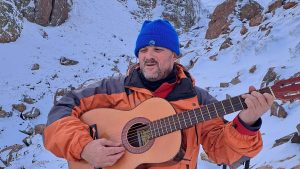 Miguel, el músico del norte neuquino que canta «17 deseos» desde el cerro Corona