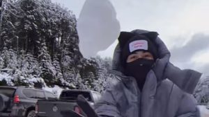 Quién es la famosa pareja de trap y stream que disfruta de la nieve en Villa La Angostura