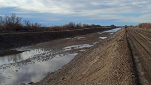 Avanzan las obras de mejoramiento en el canal principal del Idevi