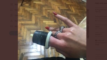 Se le quedó atascado el dedo en el inodoro y debió ser asistida por bomberos, en Centenario. Foto: Centenario Digital