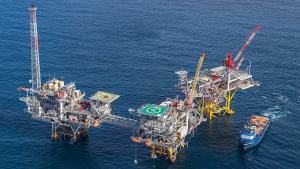 Shell presentó ganancias un 50% más bajas por la disminución de precios del petróleo y gas