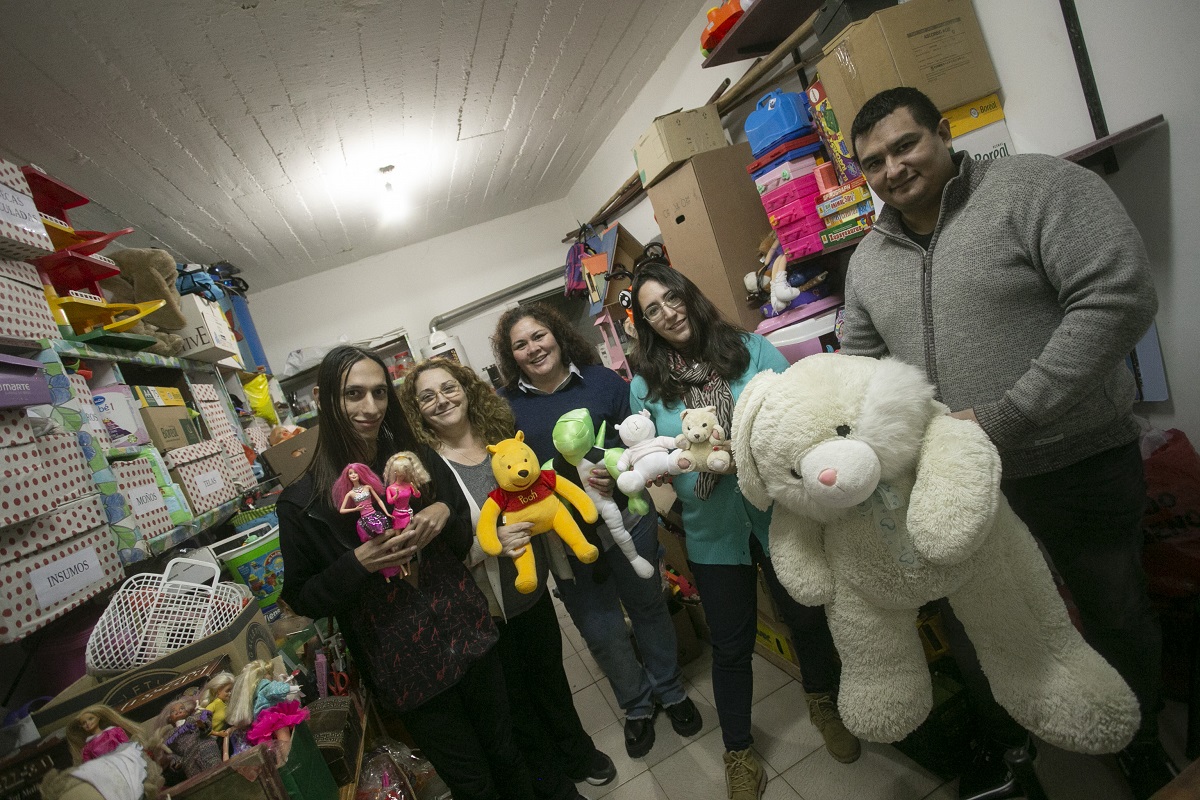 A los voluntarios los une la solidaridad para recibir y entregar algo más que un simple juguete. Foto: Pablo Leguizamon.