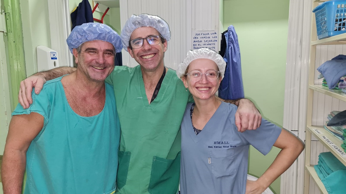 Viedma - 27/07/2023
Pablo Estevan,Tomás Román y Bruna Killman, el equipo medico que realizó la  operación de páncreas. Foto: Marcelo Ochoa.