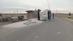 Se quedó sin frenos en un camión y volcó en plena rotonda de Ruta 6 en Roca