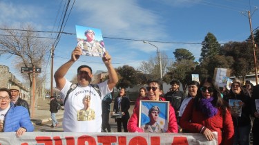 Juan José y Natalia, en una de las marchas en Zapala por el soldado Pablo Córdoba. (Gentileza Darío Martínez)