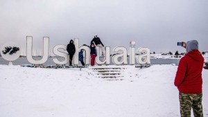 Esquí en las calles de Ushuaia, durante la nevada más grande, que trae más propuestas para el turismo