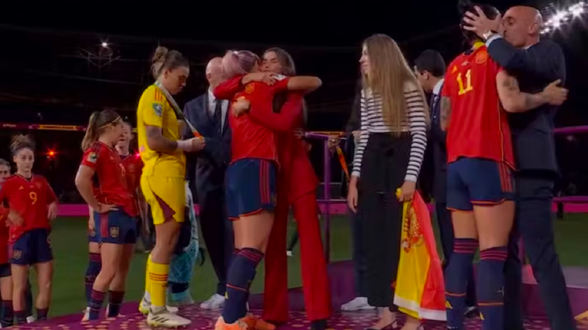 Durante las felicitaciones, el presidente de la Real Federación Española de Fútbol, Luis Manuel Rubiales, dio un beso en la boca a la jugadora Jenni Hermoso. RTVE