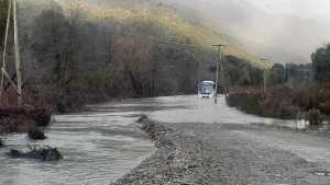 Más de 30 familias quedaron aisladas por la crecida del río Manso, cerca de El Bolsón