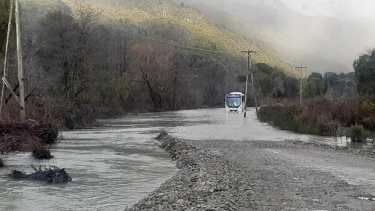 Un colectivo de la empresa Koko quedó encajado ayer. Foto: gentileza