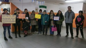 Abrazo simbólico a una escuela en el sur de Bariloche