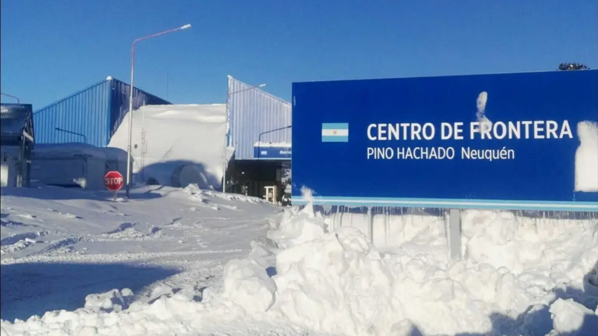 Debido al viento blanco y a las malas condiciones de la calzada, Vialidad decidió cerrar el paso Pino Hachado. Foto Archivo.
