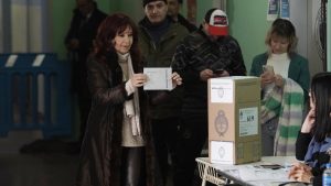 PASO 2023: «Vamos a esperar qué decide la gente», votó Cristina Kirchner en Río Gallegos